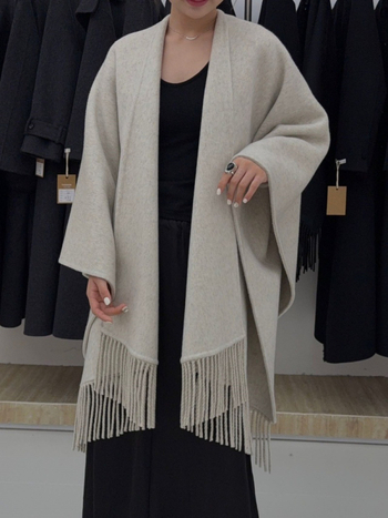 Moterų vilnonis paltas be apykaklės, su nuleistais pečiais, vidutinio ilgio, vienos spalvos, laisvas kirpimas, 70–80% vilnos + poliesteris, ruduo 2025