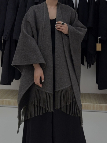 Moterų vilnonis paltas be apykaklės, su nuleistais pečiais, vidutinio ilgio, vienos spalvos, laisvas kirpimas, 70–80% vilnos + poliesteris, ruduo 2025