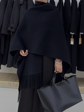 Moterų vilnonis paltas be apykaklės, su nuleistais pečiais, vidutinio ilgio, vienos spalvos, laisvas kirpimas, 70–80% vilnos + poliesteris, ruduo 2025