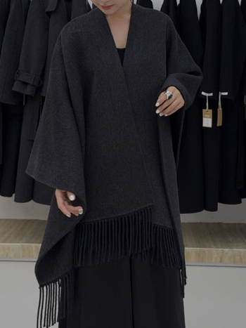 Moterų vilnonis paltas be apykaklės, su nuleistais pečiais, vidutinio ilgio, vienos spalvos, laisvas kirpimas, 70–80% vilnos + poliesteris, ruduo 2025