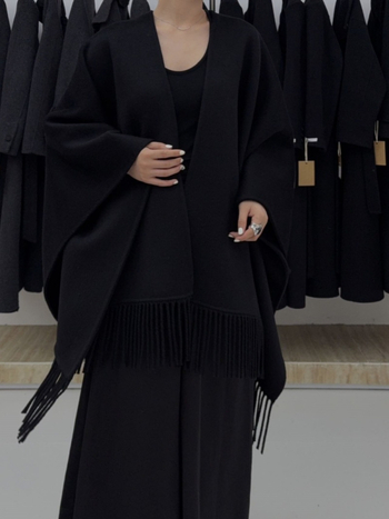 Moterų vilnonis paltas be apykaklės, su nuleistais pečiais, vidutinio ilgio, vienos spalvos, laisvas kirpimas, 70–80% vilnos + poliesteris, ruduo 2025