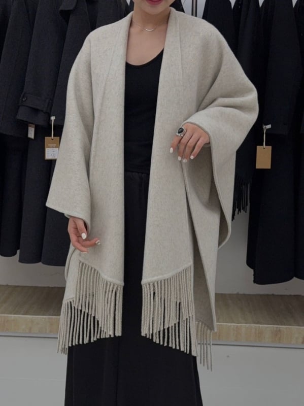 Moterų vilnonis paltas be apykaklės, su nuleistais pečiais, vidutinio ilgio, vienos spalvos, laisvas kirpimas, 70–80% vilnos + poliesteris, ruduo 2025