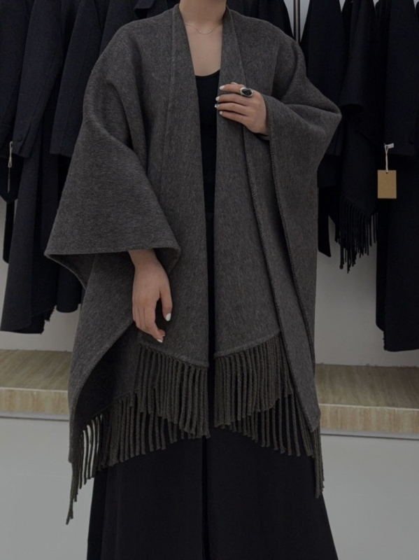 Moterų vilnonis paltas be apykaklės, su nuleistais pečiais, vidutinio ilgio, vienos spalvos, laisvas kirpimas, 70–80% vilnos + poliesteris, ruduo 2025