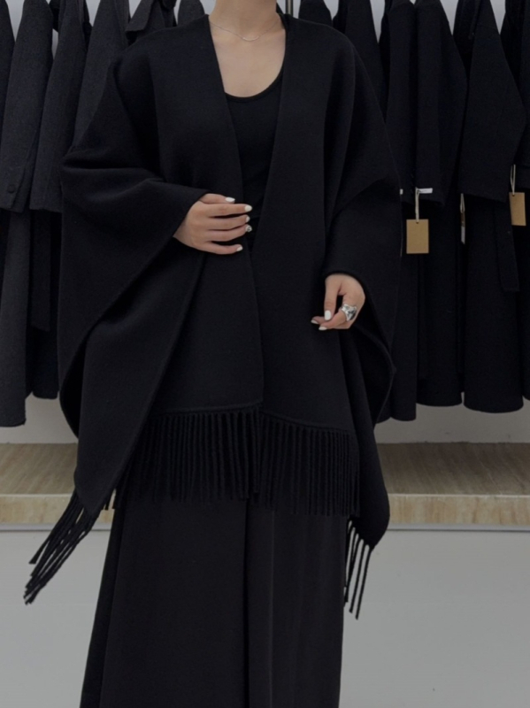 Moterų vilnonis paltas be apykaklės, su nuleistais pečiais, vidutinio ilgio, vienos spalvos, laisvas kirpimas, 70–80% vilnos + poliesteris, ruduo 2025