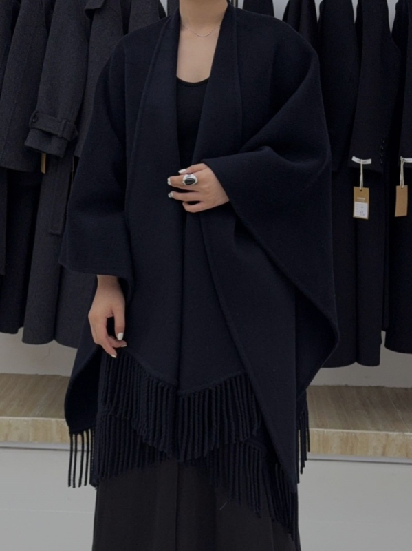 Moterų vilnonis paltas be apykaklės, su nuleistais pečiais, vidutinio ilgio, vienos spalvos, laisvas kirpimas, 70–80% vilnos + poliesteris, ruduo 2025