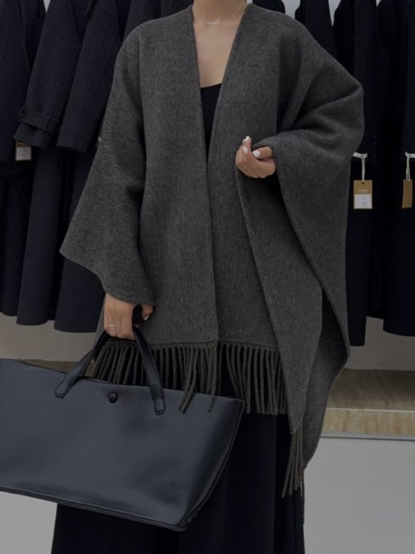 Moterų vilnonis paltas be apykaklės, su nuleistais pečiais, vidutinio ilgio, vienos spalvos, laisvas kirpimas, 70–80% vilnos + poliesteris, ruduo 2025