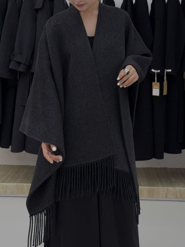 Moterų vilnonis paltas be apykaklės, su nuleistais pečiais, vidutinio ilgio, vienos spalvos, laisvas kirpimas, 70–80% vilnos + poliesteris, ruduo 2025