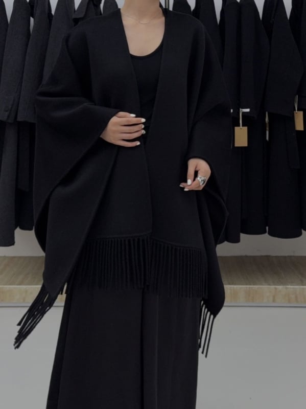 Moterų vilnonis paltas be apykaklės, su nuleistais pečiais, vidutinio ilgio, vienos spalvos, laisvas kirpimas, 70–80% vilnos + poliesteris, ruduo 2025