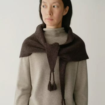 Ženski trokutasti šal od vunene smjese, warp knitting tehnika, jednobojni uzorak