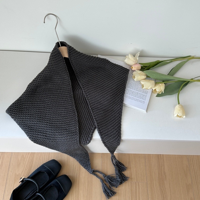 Ženski trokutasti šal od vunene smjese, warp knitting tehnika, jednobojni uzorak