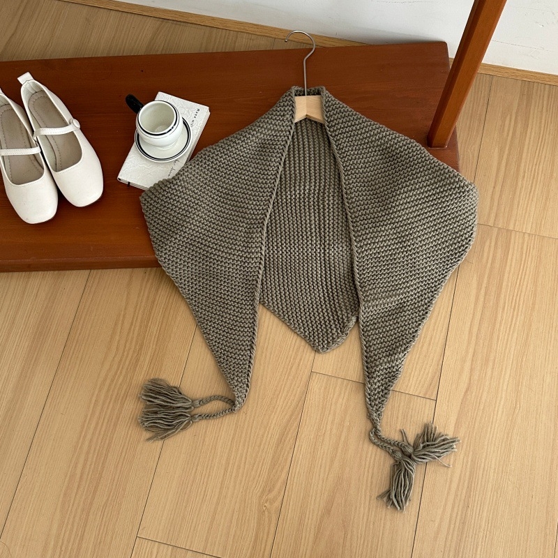 Ženski trokutasti šal od vunene smjese, warp knitting tehnika, jednobojni uzorak