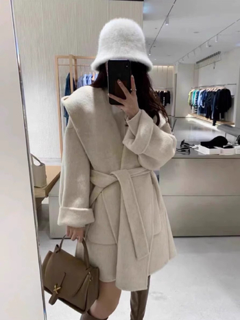 Moterų vilninis paltas su gobtuvu, laisvas kirpimas, vidutinio ilgio, raglano rankovės (Vilna 95%+, Gobtuvas, Laisvas kirpimas, Vidutinio ilgio, Raglano rankovės)