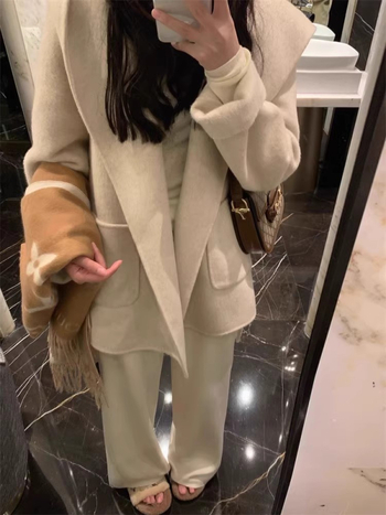 Moterų vilninis paltas su gobtuvu, laisvas kirpimas, vidutinio ilgio, raglano rankovės (Vilna 95%+, Gobtuvas, Laisvas kirpimas, Vidutinio ilgio, Raglano rankovės)