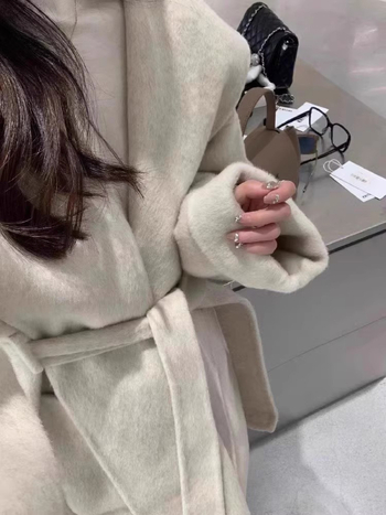 Moterų vilninis paltas su gobtuvu, laisvas kirpimas, vidutinio ilgio, raglano rankovės (Vilna 95%+, Gobtuvas, Laisvas kirpimas, Vidutinio ilgio, Raglano rankovės)