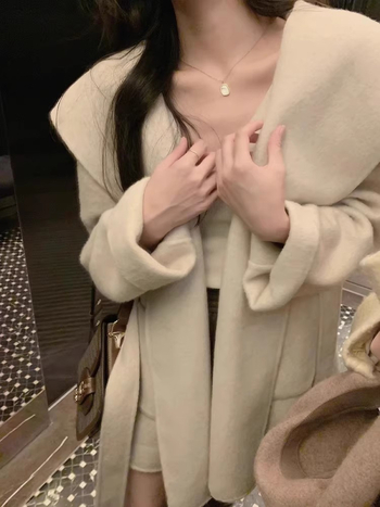 Moterų vilninis paltas su gobtuvu, laisvas kirpimas, vidutinio ilgio, raglano rankovės (Vilna 95%+, Gobtuvas, Laisvas kirpimas, Vidutinio ilgio, Raglano rankovės)