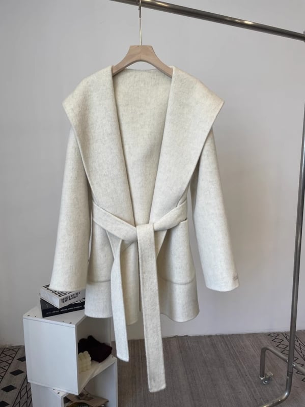 Moterų vilninis paltas su gobtuvu, laisvas kirpimas, vidutinio ilgio, raglano rankovės (Vilna 95%+, Gobtuvas, Laisvas kirpimas, Vidutinio ilgio, Raglano rankovės)