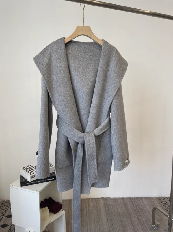 Moterų vilninis paltas su gobtuvu, laisvas kirpimas, vidutinio ilgio, raglano rankovės (Vilna 95%+, Gobtuvas, Laisvas kirpimas, Vidutinio ilgio, Raglano rankovės)