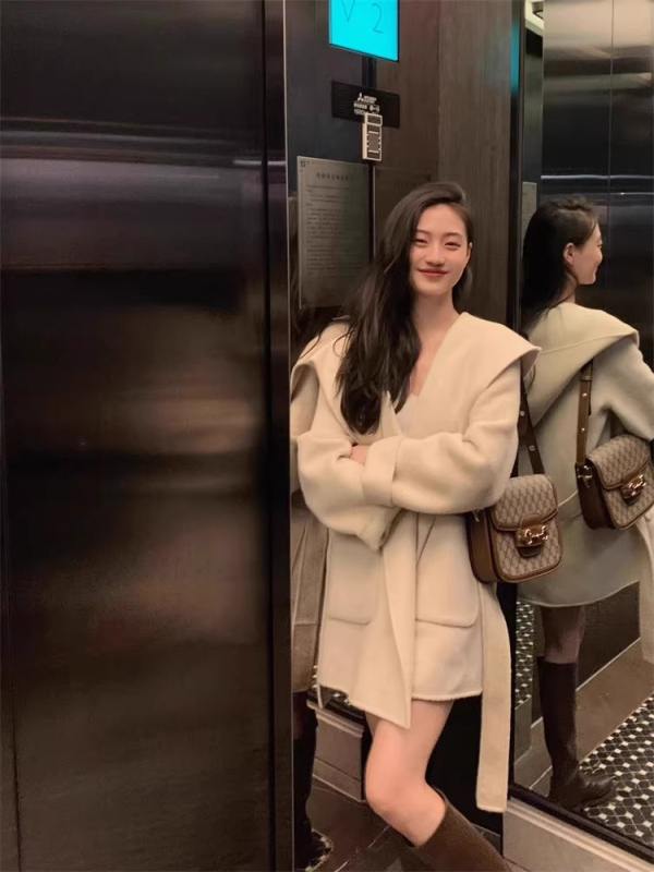 Moterų vilninis paltas su gobtuvu, laisvas kirpimas, vidutinio ilgio, raglano rankovės (Vilna 95%+, Gobtuvas, Laisvas kirpimas, Vidutinio ilgio, Raglano rankovės)