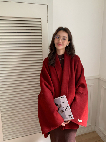 Moterų dvejopos pusių vilnos paltas su yak vilna, vidutinio ilgio, stovinėjanti apykaklė, ilgomis rankovėmis, minimalistinis stilius