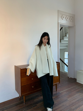 Moterų dvejopos pusių vilnos paltas su yak vilna, vidutinio ilgio, stovinėjanti apykaklė, ilgomis rankovėmis, minimalistinis stilius