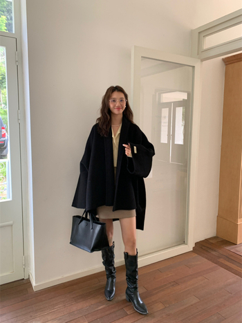 Moterų dvejopos pusių vilnos paltas su yak vilna, vidutinio ilgio, stovinėjanti apykaklė, ilgomis rankovėmis, minimalistinis stilius