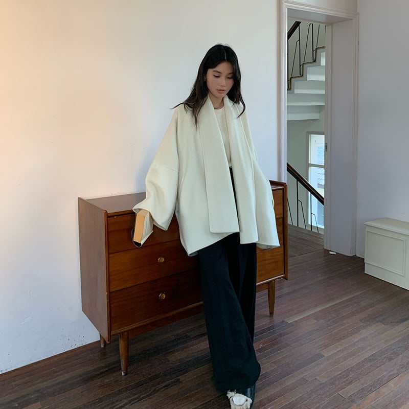 Moterų dvejopos pusių vilnos paltas su yak vilna, vidutinio ilgio, stovinėjanti apykaklė, ilgomis rankovėmis, minimalistinis stilius