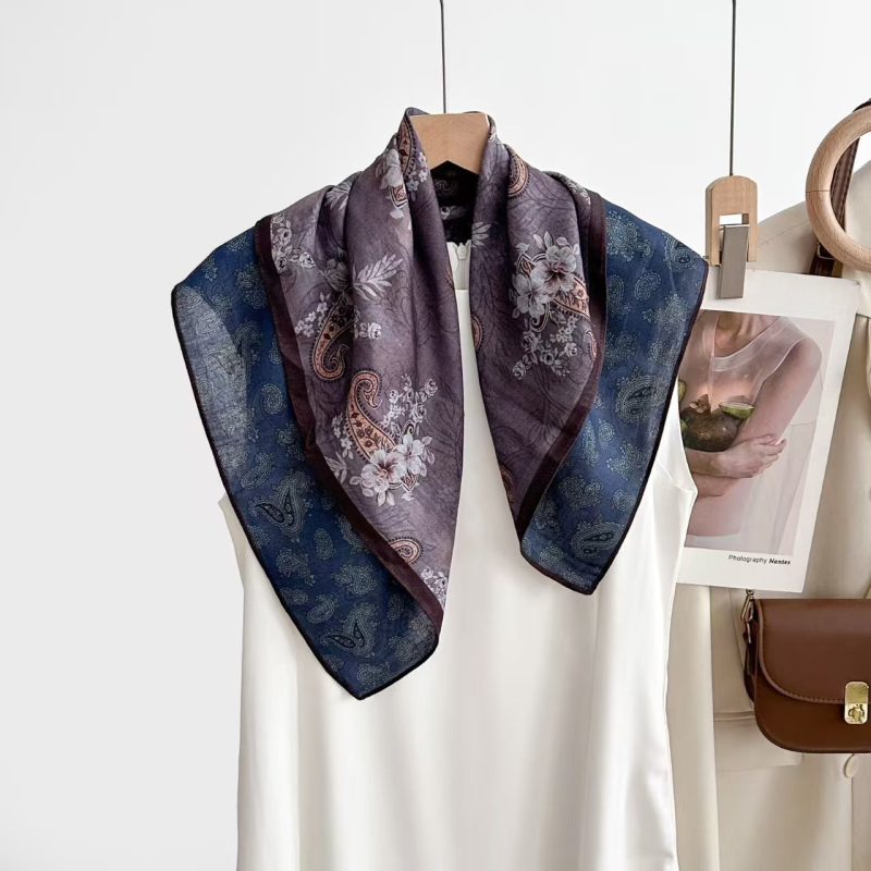 Kvadratni šal od svilo-pamučnog materijala, otisnut, unisex stil, ljetna kolekcija 2025