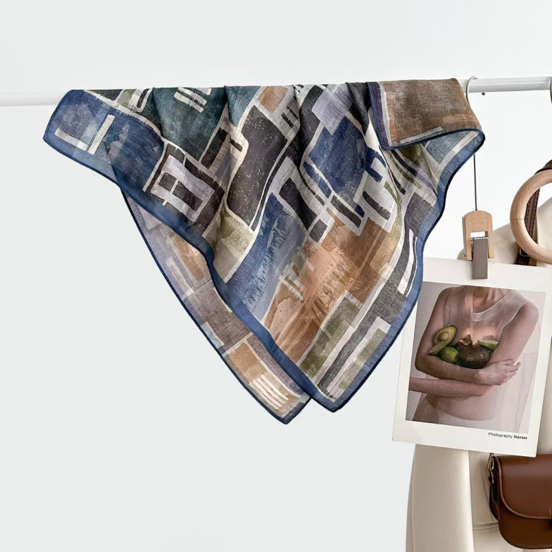 Kvadratni šal od svilo-pamučnog materijala, otisnut, unisex stil, ljetna kolekcija 2025