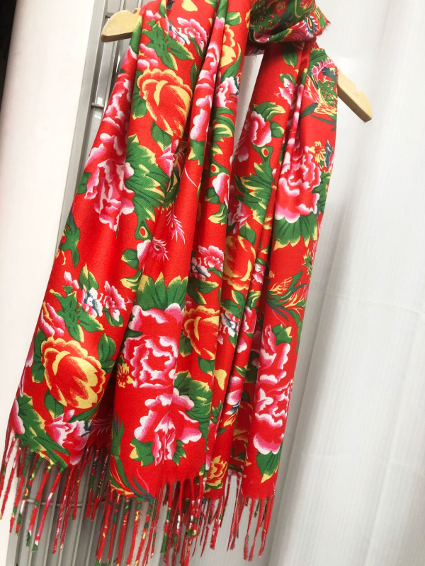 Sál/kendő észak-keleti nagy virág mintával, poliészter rost, sima kötés, nyomtatás és tie-dye, etnikai kínai stílus