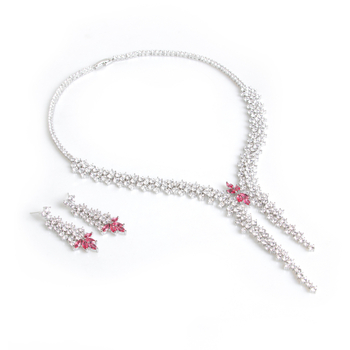 Flóra motívumos cirkóniás nyaklánc és fülbevaló szett, hosszú medállal, réz anyag, kevert kövek berakásával