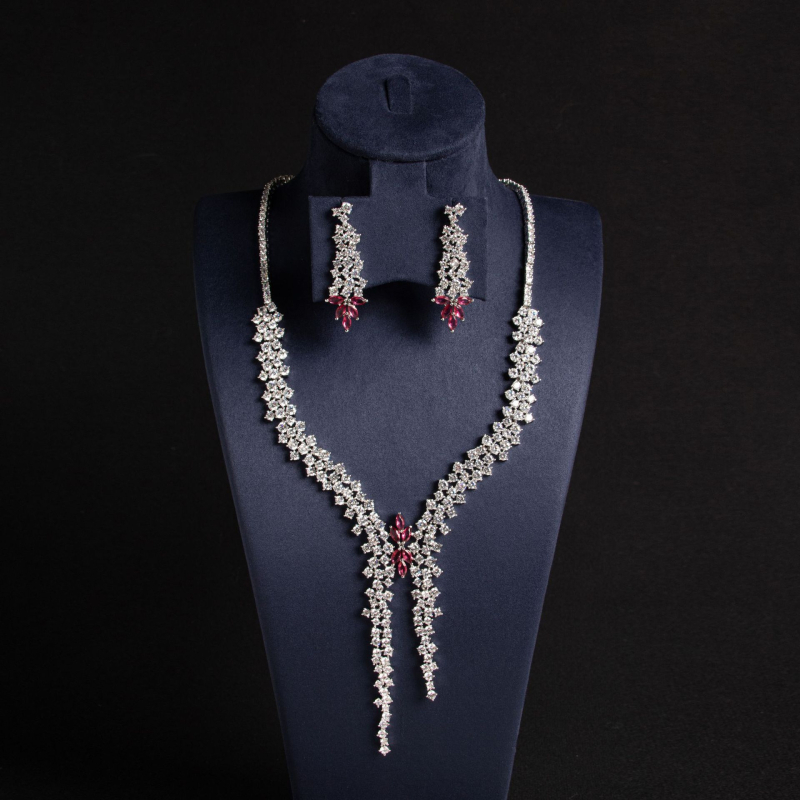 Flóra motívumos cirkóniás nyaklánc és fülbevaló szett, hosszú medállal, réz anyag, kevert kövek berakásával