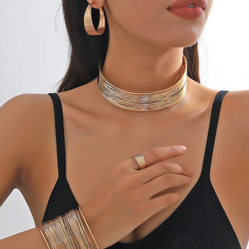 Ékszerszett: cinkötvözet, elektrolitikus galvanizálás, többszintű geometriai üreges dizájn, fülbevaló + nyaklánc + karkötő, hagyományos lánccal