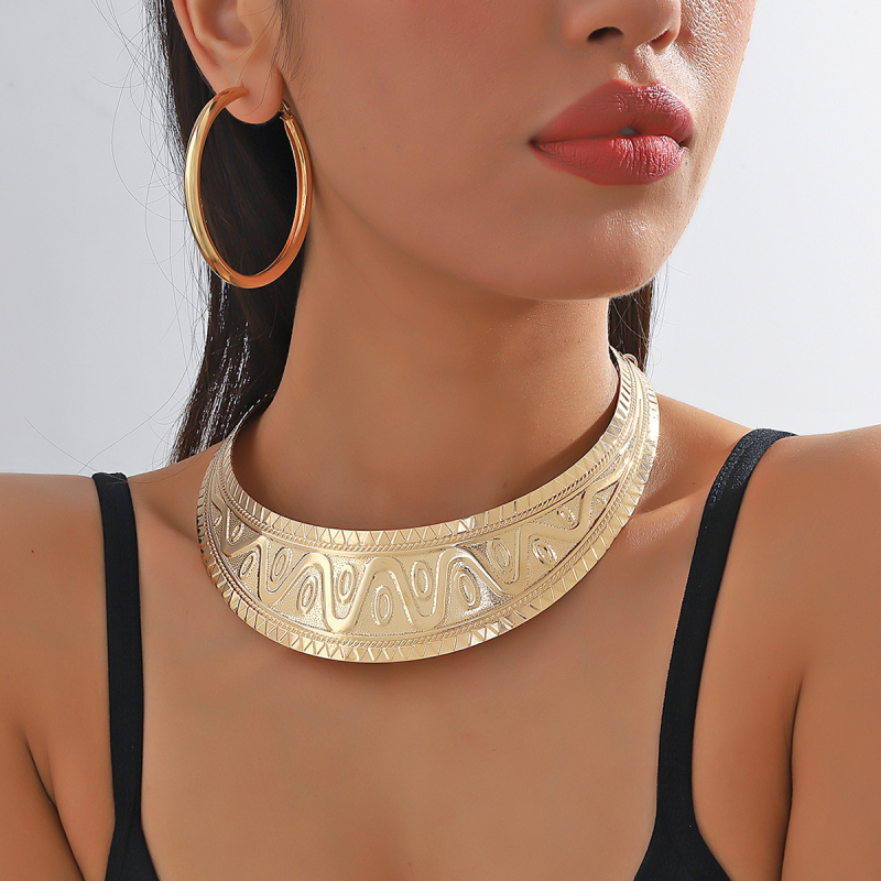 Ékszerszett: cinkötvözet, elektrolitikus galvanizálás, többszintű geometriai üreges dizájn, fülbevaló + nyaklánc + karkötő, hagyományos lánccal