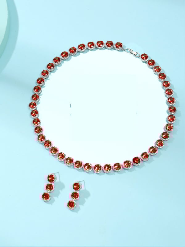 Menyasszonyi ékszerszett: réz nyaklánc és fülbevaló cirkóni bevéséssel, kerek medálok motívumai – kereszt, korona és római számok