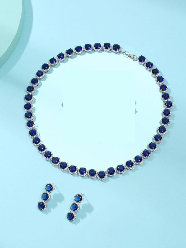 Menyasszonyi ékszerszett: réz nyaklánc és fülbevaló cirkóni bevéséssel, kerek medálok motívumai – kereszt, korona és római számok