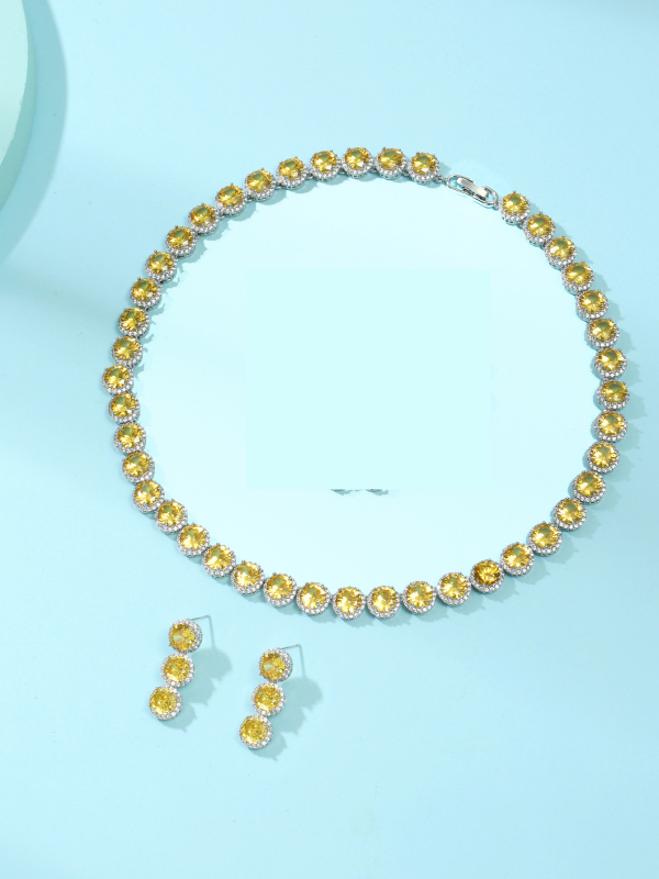 Menyasszonyi ékszerszett: réz nyaklánc és fülbevaló cirkóni bevéséssel, kerek medálok motívumai – kereszt, korona és római számok