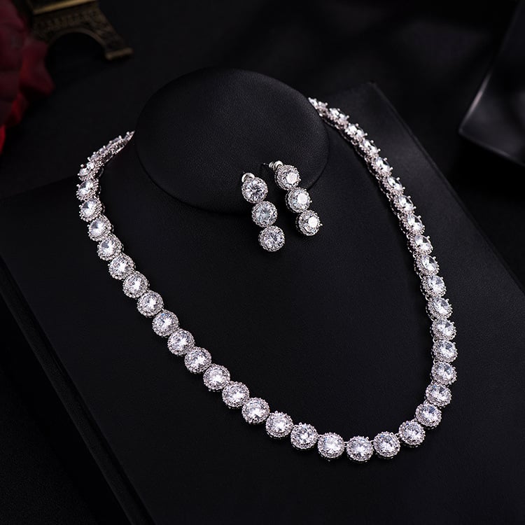 Menyasszonyi ékszerszett: réz nyaklánc és fülbevaló cirkóni bevéséssel, kerek medálok motívumai – kereszt, korona és római számok