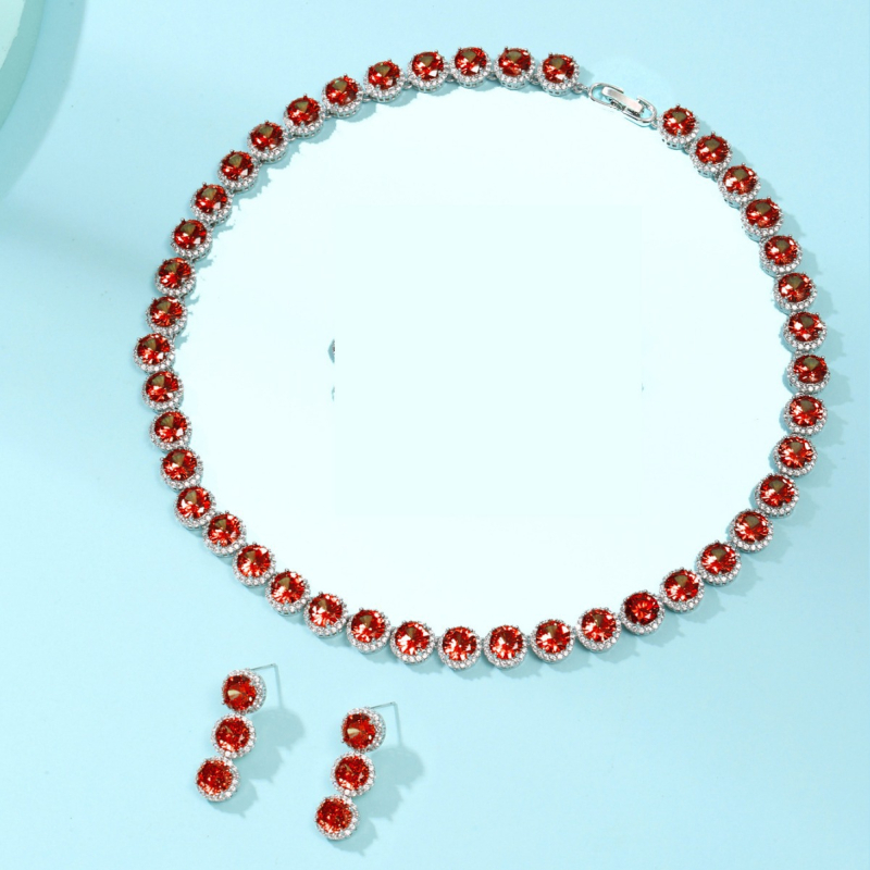 Menyasszonyi ékszerszett: réz nyaklánc és fülbevaló cirkóni bevéséssel, kerek medálok motívumai – kereszt, korona és római számok