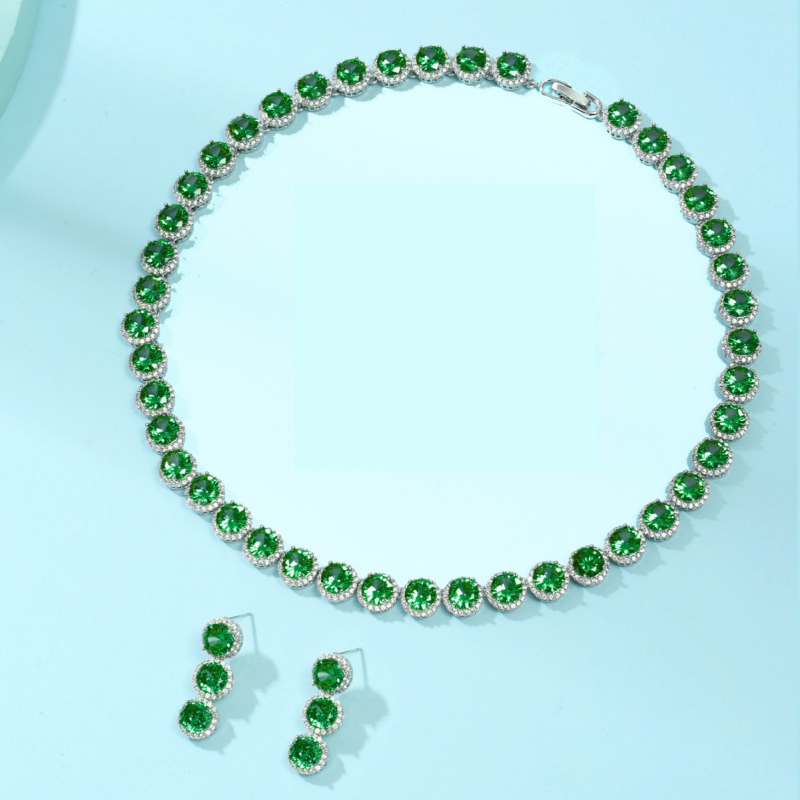 Menyasszonyi ékszerszett: réz nyaklánc és fülbevaló cirkóni bevéséssel, kerek medálok motívumai – kereszt, korona és római számok