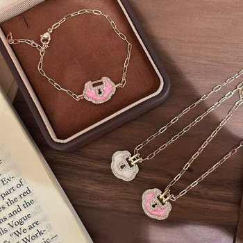 Réz levél formájú medálos nyaklánc réz lánccal, mikroinlay technikával, hossz 41–50 cm, őszi kiadás 2025