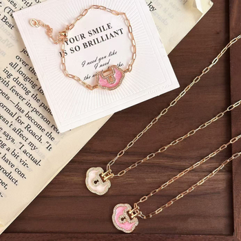 Réz levél formájú medálos nyaklánc réz lánccal, mikroinlay technikával, hossz 41–50 cm, őszi kiadás 2025