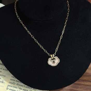 Réz levél formájú medálos nyaklánc réz lánccal, mikroinlay technikával, hossz 41–50 cm, őszi kiadás 2025