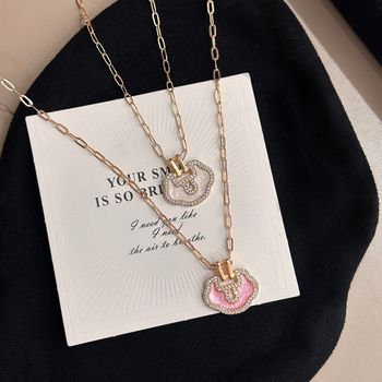 Réz levél formájú medálos nyaklánc réz lánccal, mikroinlay technikával, hossz 41–50 cm, őszi kiadás 2025