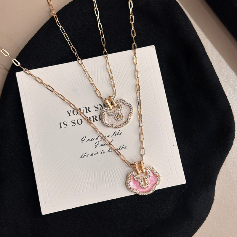 Réz levél formájú medálos nyaklánc réz lánccal, mikroinlay technikával, hossz 41–50 cm, őszi kiadás 2025