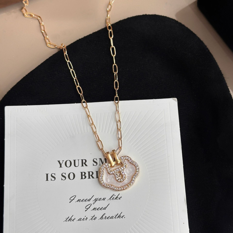 Réz levél formájú medálos nyaklánc réz lánccal, mikroinlay technikával, hossz 41–50 cm, őszi kiadás 2025