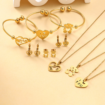 Rozsdamentes acélból készült ékszerszett: fülbevalók, nyaklánc és kézre kiegészítők; elektroplatázásos felületkezelés; kulcscsonti lánc; medálok szív, csepp és harang formában; friss és édes stílus