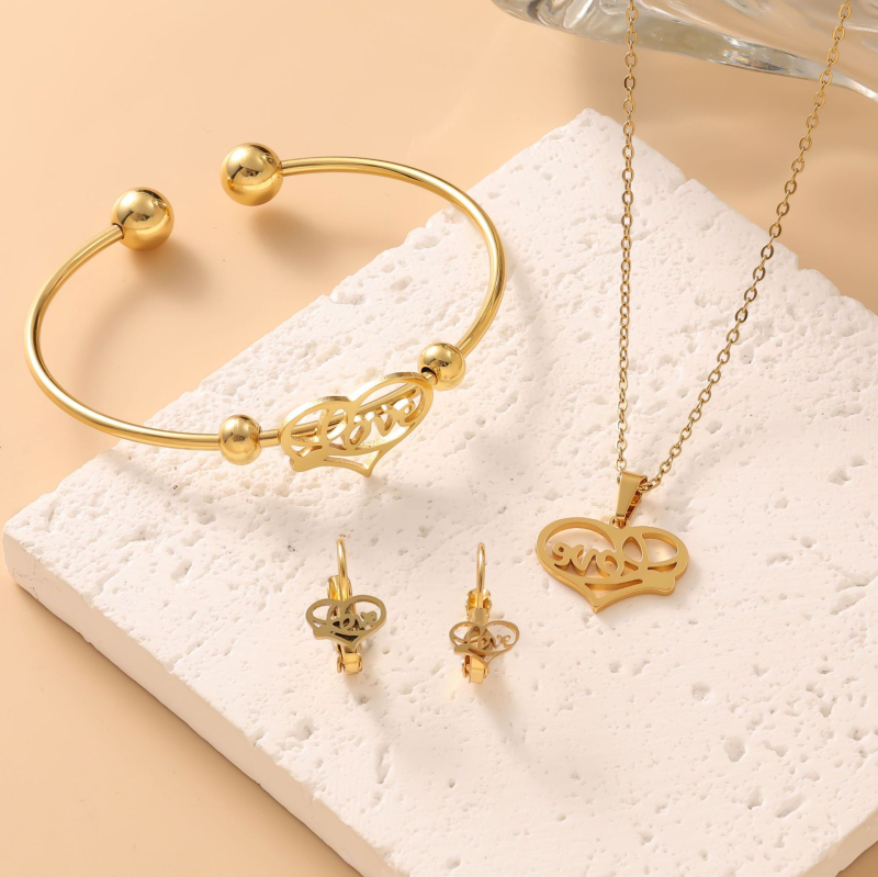 Rozsdamentes acélból készült ékszerszett: fülbevalók, nyaklánc és kézre kiegészítők; elektroplatázásos felületkezelés; kulcscsonti lánc; medálok szív, csepp és harang formában; friss és édes stílus