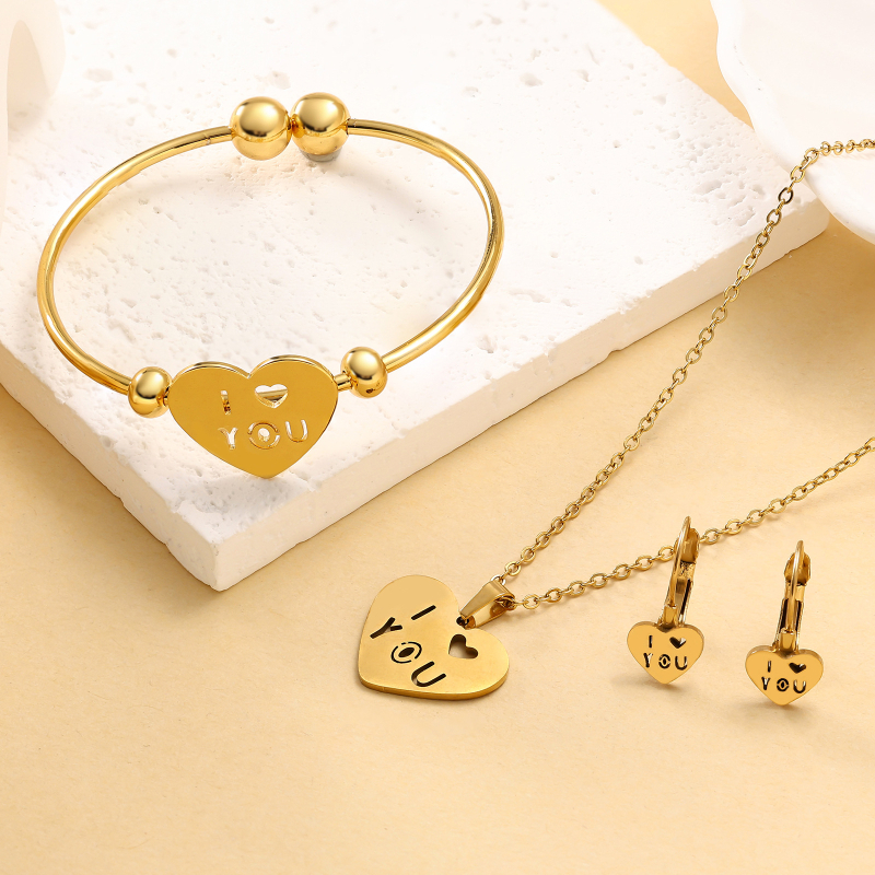 Rozsdamentes acélból készült ékszerszett: fülbevalók, nyaklánc és kézre kiegészítők; elektroplatázásos felületkezelés; kulcscsonti lánc; medálok szív, csepp és harang formában; friss és édes stílus