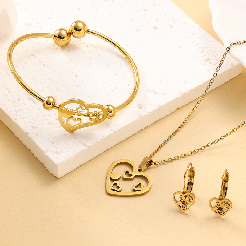 Rozsdamentes acélból készült ékszerszett: fülbevalók, nyaklánc és kézre kiegészítők; elektroplatázásos felületkezelés; kulcscsonti lánc; medálok szív, csepp és harang formában; friss és édes stílus