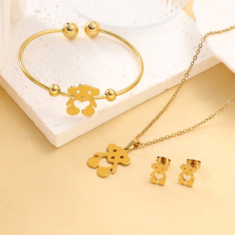 Rozsdamentes acélból készült ékszerszett: fülbevalók, nyaklánc és kézre kiegészítők; elektroplatázásos felületkezelés; kulcscsonti lánc; medálok szív, csepp és harang formában; friss és édes stílus